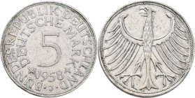 Bundesrepublik Deutschland 1948-2001: 5 DM Kursmünze 1958 J, nur 60.000 Ex., Jaeger 387. Kratzer, sehr schön.
 [differenzbesteuert]