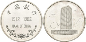 Medaillen alle Welt: China, Volksrepublik: Silber Medaille 1982. 70 Jahre Bank of China 1912-1982. 15,5 g, Turm / Bank of China in englischer und chin...