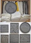 Medaillen Deutschland: Hübsche Sammlung von 57 Stück moderner Eisengußmedaillen, meist Mitte/Ende des 20. Jahrhunderts, dabei 2 großformatige Exemplar...