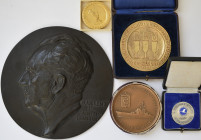 Medaillen Deutschland: Lot 5 Stück, dabei: großes Bronzegußmedaillen 1930 von Max Bezner auf den 80. Geburtstag von Max Lenz (800 g.), schwere Medaill...