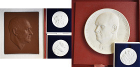 Medaillen Deutschland: Lot 5 Porzellanmedaillen der Porzellanmanufaktur Meissen, Großformatige Medaille (150 mm) ”Die Toten Mahnen Nie wieder Faschism...