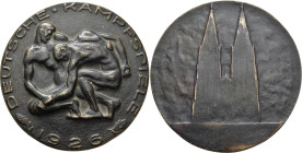 Medaillen Deutschland - Geographisch: Köln: Bronzegussmedaille 1926, von Gorsemann. Verdienstmedaille bei den Deutschen Kampfspielen. Zwei unbekleidet...