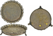 Varia, Sonstiges: Alte runde Silberschale / Untersetzer Weinkaraffe vermutlich um 1830. Ca. 13 cm Durchmesser, ca. 3 cm hoch, auf 3 Füßen, Randdekorat...