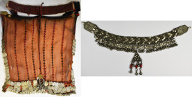 Varia, Sonstiges: Kleidungs-Schmuck: etwa 150 nicht näher bestimmte islamische Münzen zu einem Kleidungsschmuck umgearbeitet, dabei noch eine silberne...