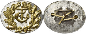 MEDAGLIE ESTERE – GERMANIA – POST 1945, distintivo della Marina militare tedesca per berretto, realizzato in bronzo dorato, fra due rami di quercia l’...