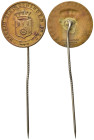 MEDAGLIE ESTERE – REGNO DI SVEZIA – GUSTAVO V (1907-1950), distintivo con spillone per cravatte emesso per una mostra svoltasi a Nassjo nel 1922 (NÄSS...