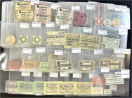 Banknoten - Lots - Deutschland
Sachsen, Sammlung von ca. 2580 Verkehrsausgaben in 2 kleinen Kartons, alle in Klarsichthülle gesammelt und nach Tieste...