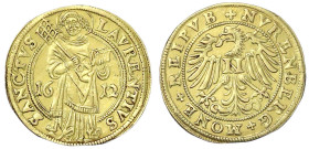 Altdeutsche Goldmünzen und -medaillen - Nürnberg - Stadt
Goldgulden 1612. St. Laurentius teilt Jahreszahl, Kopf mit einfachem Heiligenschein/Adler mi...