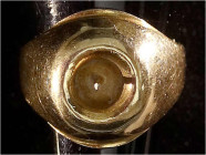 Schmuck und Accessoires aus Gold - Fingerringe - 
Damenring Gelbgold 585/1000, ehemals wohl mit Perle (diese fehlt). Ringgröße 17. 4,68 g