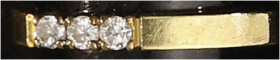 Schmuck und Accessoires aus Gold - Fingerringe - 
Damenring Gelbgold 585/1000 mit 3 Brillanten, zusammen 0,12 ct. Ringgröße 17. 2,97 g. Gravur "ZUM A...