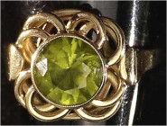 Schmuck und Accessoires aus Gold - Fingerringe - 
Damenring Gelbgold 585/1000 großem grünem Peridot im Brillantschliff. Ringgröße 16. 3,96 g