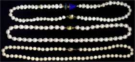 Schmuck und Accessoires aus Gold - Konvolute Goldschmuck - 
3 Zuchtperlenketten mit Verschlüssen Gelbgold 585/1000. 49 Perlen, Länge 40 cm; 61 Perlen...