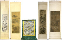 CHINA und Südostasien - China - Varia
5 Stück: tibetischer Seiden-Tangka, 4 chines. Seidenbilder auf Papier. Jeweils gerollt, Breite ca. je 50 cm. te...