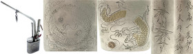 CHINA und Südostasien - China - Varia
Opiumpfeife um 1930/1940 aus Nickel mit farbiger Darstellung (Kupfer- und Messing-Tauschierungen) eines Drachen...