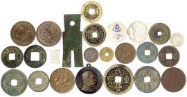 CHINA und Südostasien - China - Lots bis 1949
24 Stück: Münzen, Medaillen, Token, etc. U.a. Xiang Feng 10 Cash Boo chiowan, Spatenmünze Wang Mang, Po...