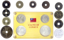 CHINA und Südostasien - Lots Asien allgemein - 
12 Stück: China 3 Cashmünzen der Qing-Dynastie, 10 Cash der Republik, ein Bronzegussamulett des 19. J...