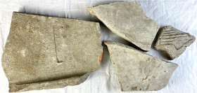Ausgrabungen - Rom - Lots
4 große Tonscherben mit eingebrannten römischen Zahlen. Ca. 15 bis 34 cm. Provenienz: alte süddeutsche Sammlung