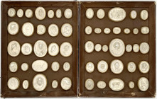 Ausgrabungen - Lots - 
Alte Sammlung von Gipsabdrücken antiker Siegel und Gemmen. 56 Stück auf 2 Holztabletts befestigt, die als Rahmen zum Aufhängen...