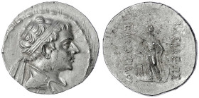 Altgriechische Münzen - Baktria - Königreich
Tetradrachme 145/140 v. Chr. Drap. Brb. mit Diadem r. im Kranz/Apoll steht l., zu Füßen Monogramm. 16,83...