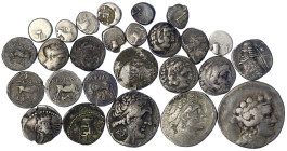 Lots antiker Münzen - Griechen - 
26 griech. Silbermünzen, vom Diobol bis zur Tetradrachme. U.a. Ägypten, Makedonien, Thasos, Parther, Illyrien, etc....