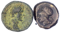 Lots antiker Münzen - Allgemein - 
2 Bronzemünzen: Syrakus Timoleon, 344-336 v. Chr. Bronze Litra, Antoninus Pius Sesterz Lupa mit Zwillingen. sehr s...