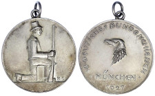 Altdeutsche Münzen und Medaillen - Bayern-München, Stadt - 
Tragbare Silbermedaille 1927 v. H.L., v. Poellath, a.d. 18. dt. Bundesschiessen. Kniender...