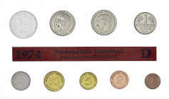 Münzen der Bundesrepublik Deutschland - Kursmünzensätze - 1 Pfennig - 5 Deutsche Mark, 1964-2001
1974 D,F,G,J. Kompletter Jahrgang, o.B.H. Stempelgla...