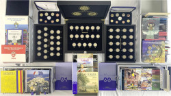 LOTS - Ausland - Europa
Euromünzen Sammlung in 3 Kartons 1999 bis 2020. 2 Münzkoffer mit Kursmünzensätzen, Kursmünzen und 2 Euro Gedenkmünzen von And...