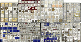 LOTS - Sammlungen allgemein - 
Bestand eines Messehändlers von über 1300 Münzen und Medaillen aus aller Welt in 2 Beba-Kästen. Dabei Münzen ab dem Mi...
