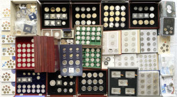 LOTS - Sammlungen allgemein - 
2 Kartons mit Sammlung meist deutscher Münzen und Medaillen ab ca. 1900 bis 2021. Dabei u.a. Kaiserreich Silbermünzen ...
