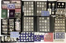LOTS - Sammlungen allgemein - 
4 Kartons mit Münzen und Medaillen aus aller Welt ab ca. 1810, meist aber ab ca. 1920. Dabei einige Silbermünzen u.a. ...