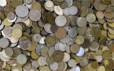 LOTS - Sammlungen allgemein - 
Posten von tausenden Münzen aus aller Welt. Von alt bis neu (Kiloware), darunter auch Deutsches Reich. Gesamtgewicht c...