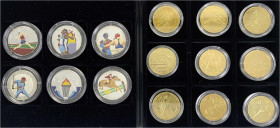 LOTS - Sammlungen allgemein - 
2 Schatullen mit 15 modernen Münzen: 6 Farb-Silbermünzen zu den olymp. Spielen Sydney 2000 (Afghanistan, Benin, Kongo,...