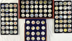 LOTS - Sammlungen allgemein - Farbmünzen
2 Sammelschatullen mit 100 Farbmünzen- und Medaillen aus 1998 bis 2018, aus aller Welt u.a. Elfenbeinküste, ...