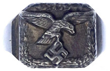 Orden und Ehrenzeichen - Deutschland - Drittes Reich, 1933-1945
Fingerring der Luftwaffe. Silber 835/1000. Ringgröße 19. 4,39 g. vorzüglich