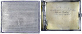 Varia - Silber - 
Zigarettenetui Silber 900/1000, um 1931. Deckel blau emailliert (Emaille schadhaft). Innen Gravur "Zur Erinnerung an die Diskussion...