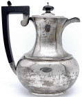 Varia - Silber - Großbritannien
Teekanne, Sterlingsilber, Birmingham 1853, mit Ebenholzgriff und Deckelverzierung. Korpus graviert "M". Hersteller Ro...