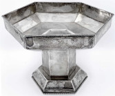 Varia - Silber - Österreich-Ungarn
Sechseckiger Tafelaufsatz, Silber 800 um 1872/1922. Höhe 150 mm, Durchmesser 180 mm. 468,88 g