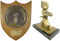 Varia - Skulpturen und Plastiken - 
2 Stück: Messingfigur "Sarotti-Mohr", verliehen 1990 an Klaus Fredrich (Höhe 19,5 cm), runde Bronzegussplakette a...