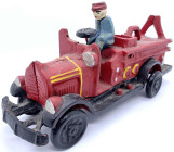 Varia - Spielzeug - 
Spielzeug-Feuerwehrauto, Gusseisen, mit Fahrer. Länge 25,5 cm. Dazu: Holzkasten mit Holzbausteinen