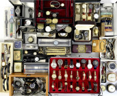 Varia - Uhren - Lots
Sammlung von ca. 90 Armbanduhren. Damen und Herren, mit Armbändern, sowie einigen Zusatzarmbändern und sonstigem Zubehör, Ersatz...