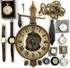Varia - Uhren - Lots
11 Uhren: 6 alte Armbanduhren, 4 alte Taschenuhren (u.a. Eisenbahneruhr Roskopf), hölzerne Wanduhr "Bott" mit Eisengewichten