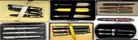 Varia - Lots Varia - 
18 Schreibgeräte (Füller und Kugelschreiber) der Marken Parker, Waterman, Aurora, etc