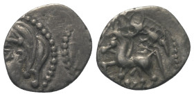 Gallien. Bituriges.

 Quinar (Silber).
Vs: Kopf links.
Rs: Pferde nach links stehend, darüber Wildschwein links, darunter X.

15 mm. 1,90 g. 
...