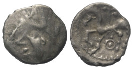 Gallien. Bituriges.

 Quinar (Silber).
Vs: Kopf links.
Rs: Pferde nach links stehend, darüber Wildschwein links, darunter X.

13 mm. 1,87 g. 
...