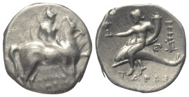 Kalabrien. Tarent.

 Didrachme oder Nomos (Silber). Ca. 272 - 240 v. Chr.
Vs: Krieger zu Pferde mit Schild und Speer nach rechts reitend; im Feld r...