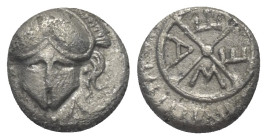 Thrakien. Mesembria.

 Diobol (Silber). Ca. 420 - 320 v. Chr.
Vs: Korinthischer Helm en face.
Rs: META in vierspeichigem Rad, das von einem Strich...