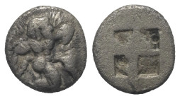 Inseln vor Thrakien. Thasos.

 Obol (Silber). Ca. 510 - 480 v. Chr.
Vs: Nackter, ithyphallischer Satyr im Knielauf nach rechts.
Rs: Viergeteiltes ...
