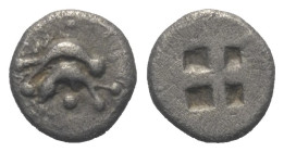 Inseln vor Thrakien. Thasos.

 Obol (Silber). Ca. 500 - 480 v. Chr.
Vs: Zwei Delfine übereinander.
Rs: Viergeteiltes Quadratum incusum.

8 mm. 0...