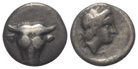 Phokis. Phokischer Bund.

 Triobol oder Hemidrachme (Silber). Ca. 347 - 346 v. Chr.
Vs: Stierkopf en face.
Rs: Kopf des Apollon mit Lorbeerkranz r...